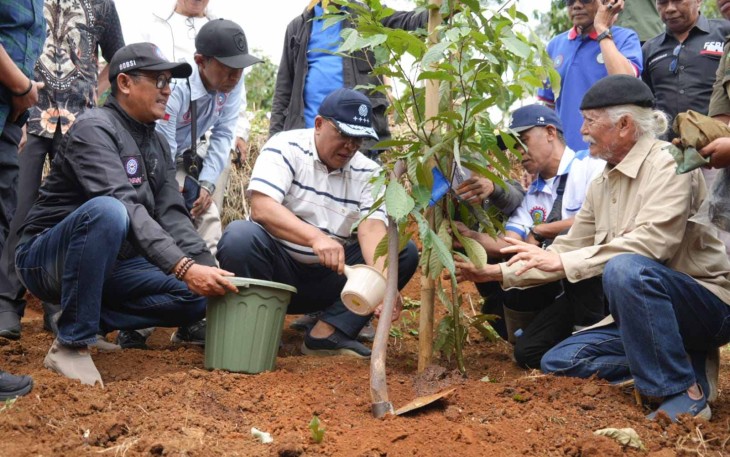 Menteri LH Mohammad Jumhur Hidayat