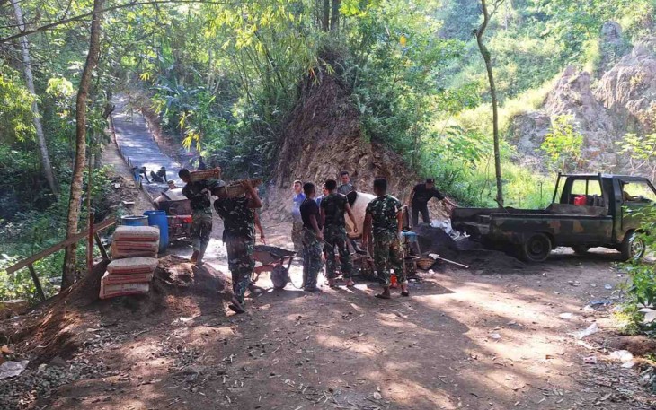 Pengerjaan rabat jalan di Desa Sukorejo