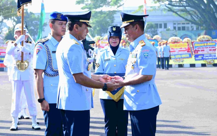 Kasau Marsekal TNI M. Tonny Harjono SE MM., saat melantik Dankoharmatau Marsma TNI Rudolf Presley Buulolo SE MM., di Bandung 