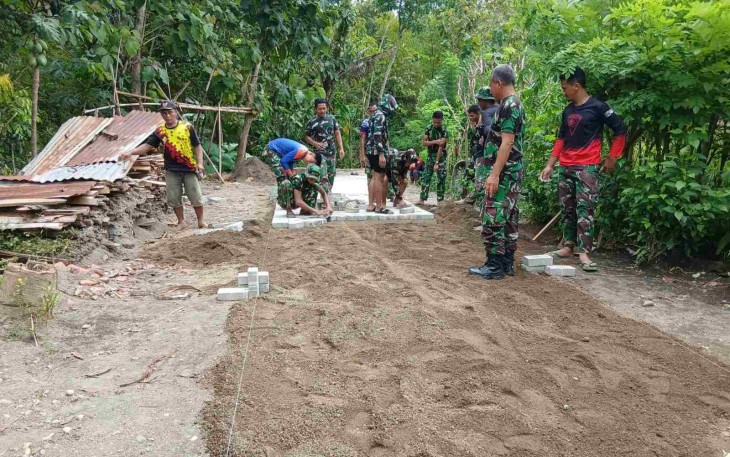Pengerjaan paving jalan desa Sukorejo
