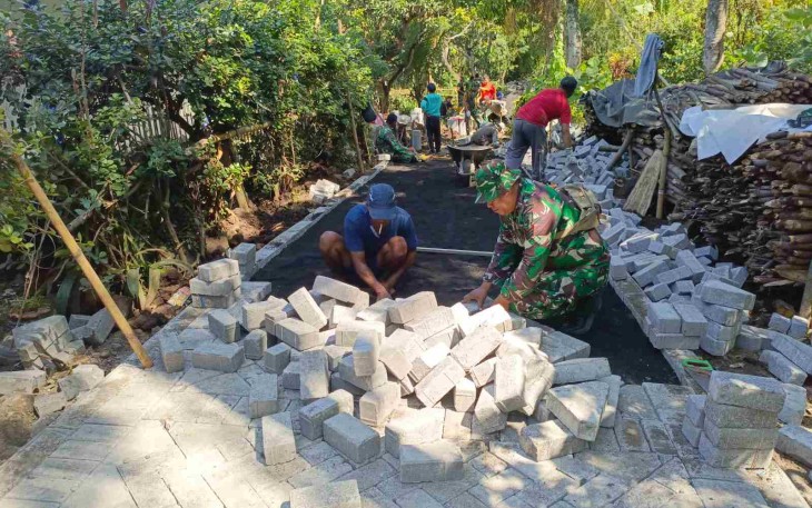 Pavingisasi jalan Dusun Klagin Desa Brabe