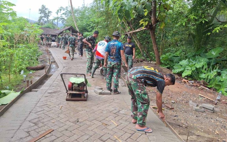 Pemasangan paving blok jalan Desa Sukorejo