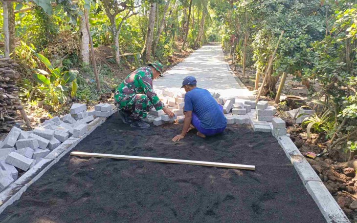 Pavingisasi jalan Dusun Klagin Desa Brabe