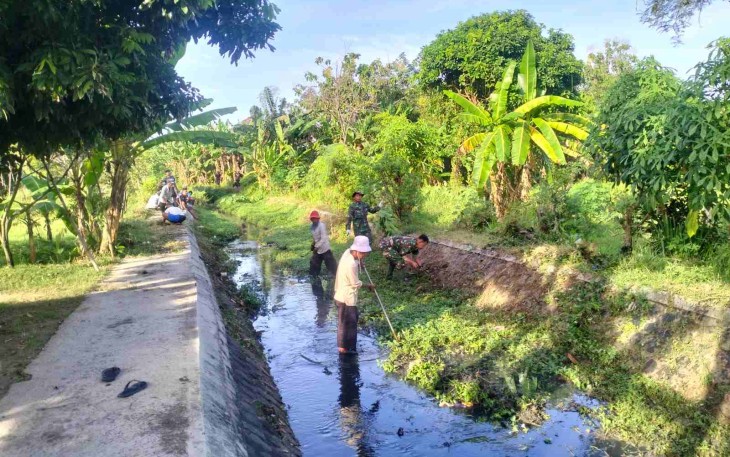 Kerja bakti bersihkan lingkungan