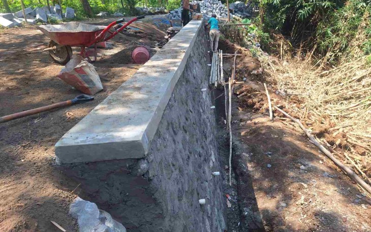 Pembangunan TPT Desa Brabe