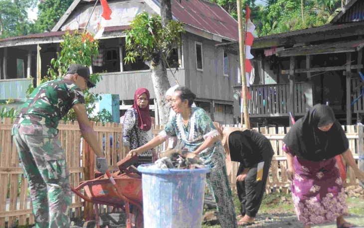 Gotong royong bersihkan lingkungan masjid
