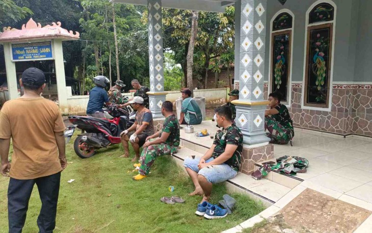 Komsos bersama warga desa lokasi TMMD