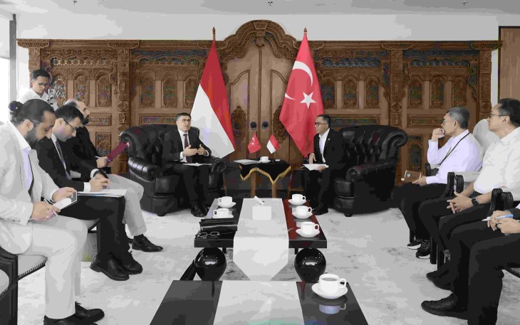 Mendiktisaintek Brian Yuliarto bersama Duta Besar Republik Turki