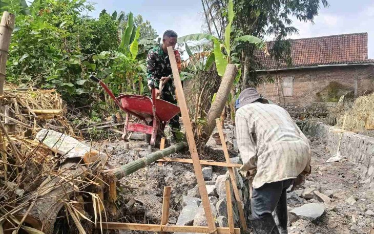 Pembangunan talud di wilayah desa binaan