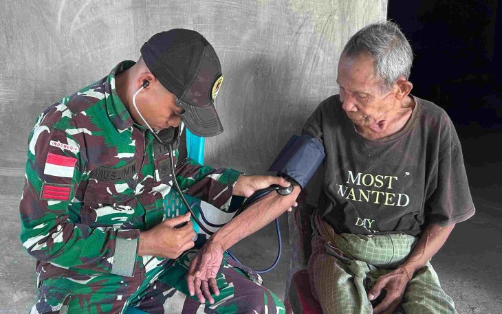 Pelayanan kesehatan satgas Yonarmed 12 Kostrad