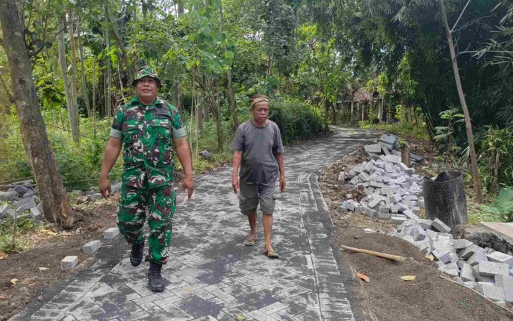 Paving jalan dusun Klagin