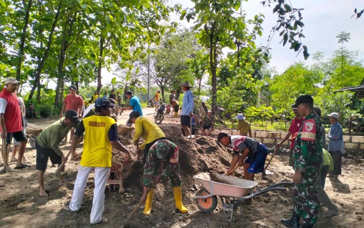 Gotong royong bersihkan lingkungan