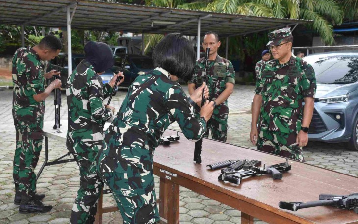 Dankodaeral XIV Laksamana Muda TNI Djatmoko menyambut Wapres Gibran, Selasa (21/4)