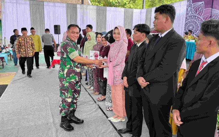 Pelda Arianto menyerahkan bingkisan
