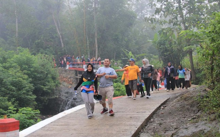 Warga Desa Sukorejo jalan pagi menyusuri paving hasil TMMD ke-128 Kodim 0806/Trenggalek