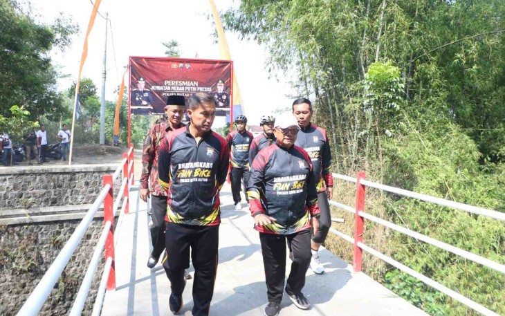 Peresmian jembatan merah putih presisi di Blitar Kota