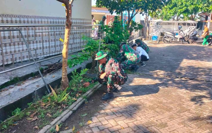 Bersihkan lingkungan wilayah desa binaan