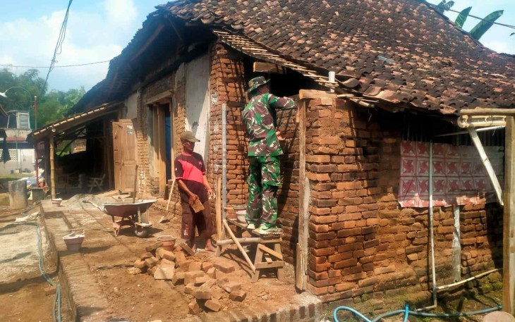Perbaiki rumah warga desa binaan