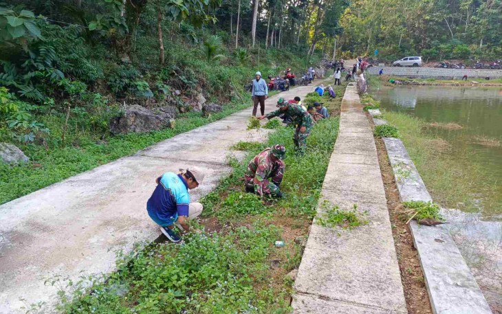 Karya bakti bersama warga