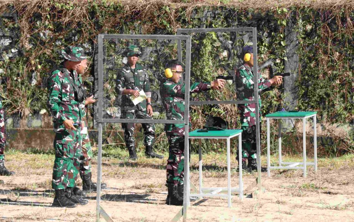 Latihan menembak pistol