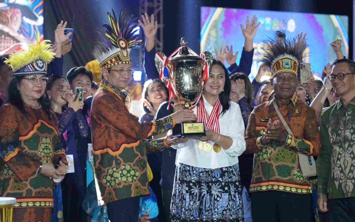 Menag Nasaruddin Umar menyerahkan piala