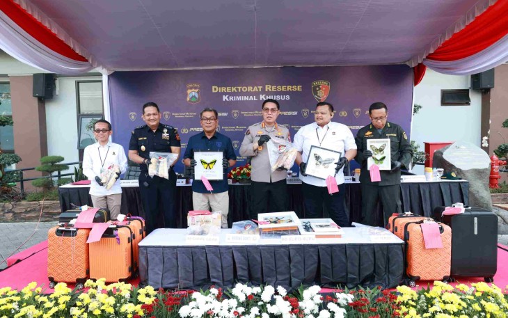 Kabid Humas Polda Jatim Kombes Pol Jules Abraham Abast saat konferensi pers di Mapolda Jatim