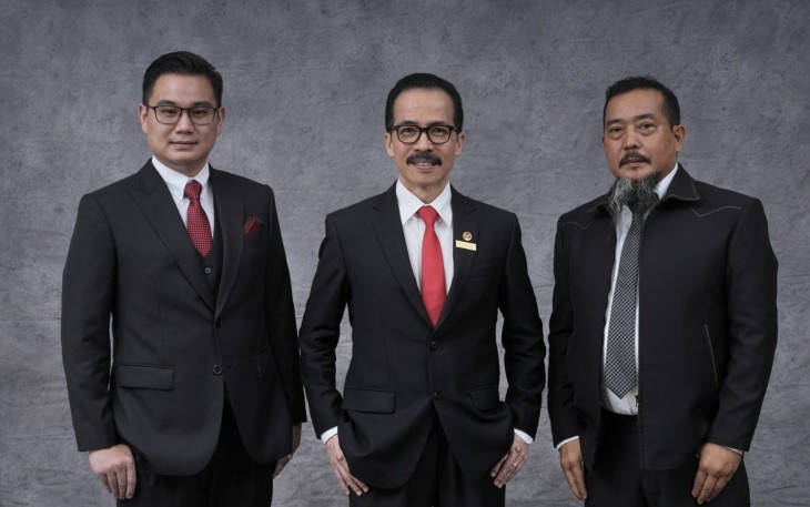 Tiga pendiri Mustika Raja Law Office, Vincent Suriadinata, S.H., M.H., CTA, C.Med., CILC, Ir. Soegiharto Santoso, S.H. (Hoky), dan Hotmaraja B. Nainggolan, S.H., mengusung motto "Your Trusted Partner for Legal Services" dengan komitmen menghadirkan layanan hukum yang profesional, kolaboratif, dan berorientasi pada kepentingan terbaik bagi setiap klien.