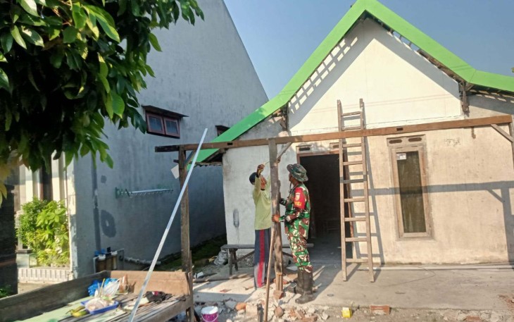 Rehab rumah warga desa binaan