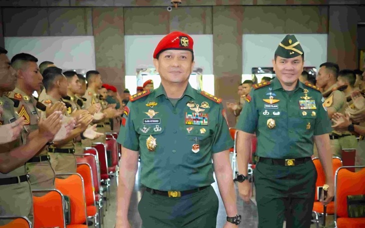 Gubernur Akmil Mayjen TNI Rano Tilaar bersama Pangkopassus Letjen TNI Djon Afriandi