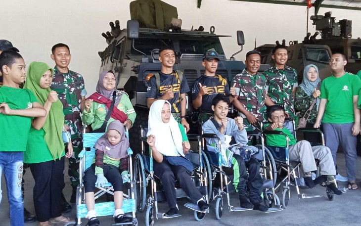 Kegembiraan anak-anak disalitas foto bersama di Yonif 512/QY 