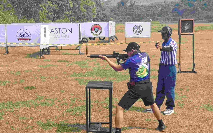 Ketua Perbakin Kota Malang Anas Firman Adi saat unjuk skill dengan senjata PCC, Minggu (5/7)