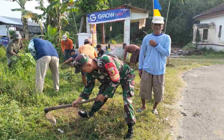 Kerja bakti bersihkan lingkungan