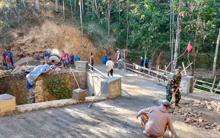 Gotong royong bangun jembatan