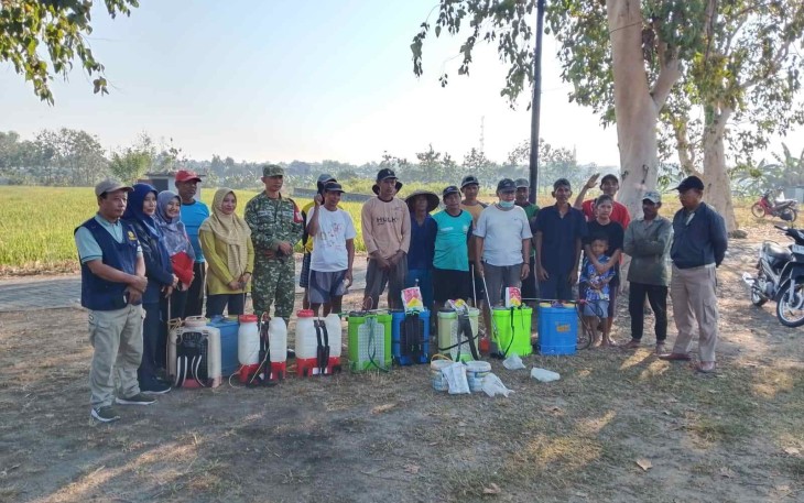 Bersama petani desa binaan