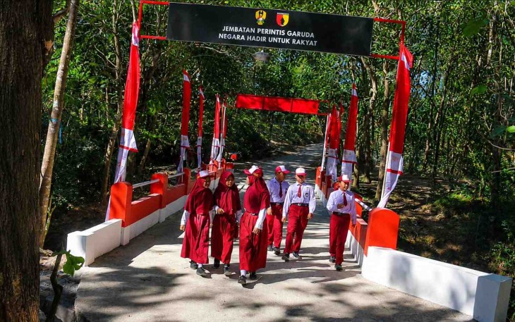 Suka cita anak-anak melintasi jembatan perintis garuda