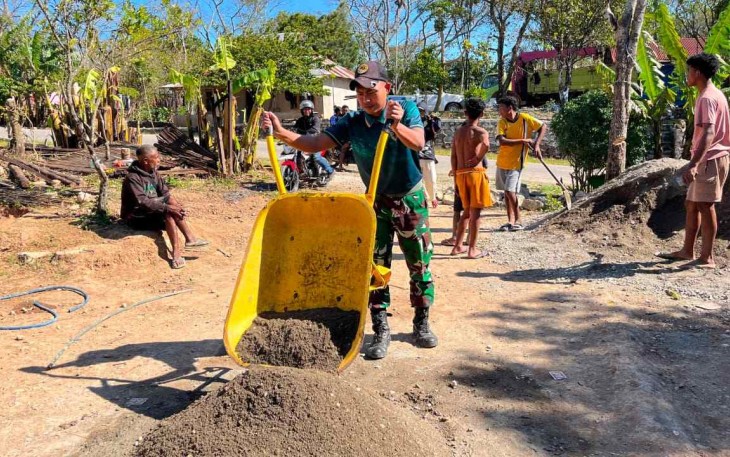 Bantu bangun pondasi rumah warga perbatasan