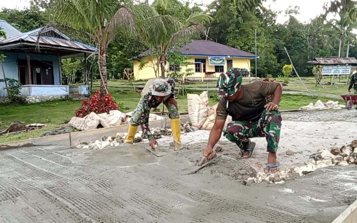 Pengecoran jalan di kampung Sesor