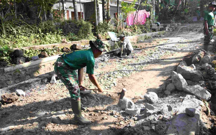 Prada Muhamad Fathur saat pecahkan batu