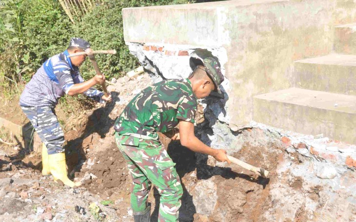 Peltu Hermawan saat menggali tanah