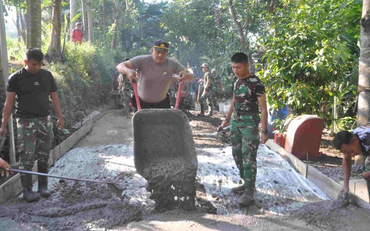 Ipda Wahid saat pengecoran jalan