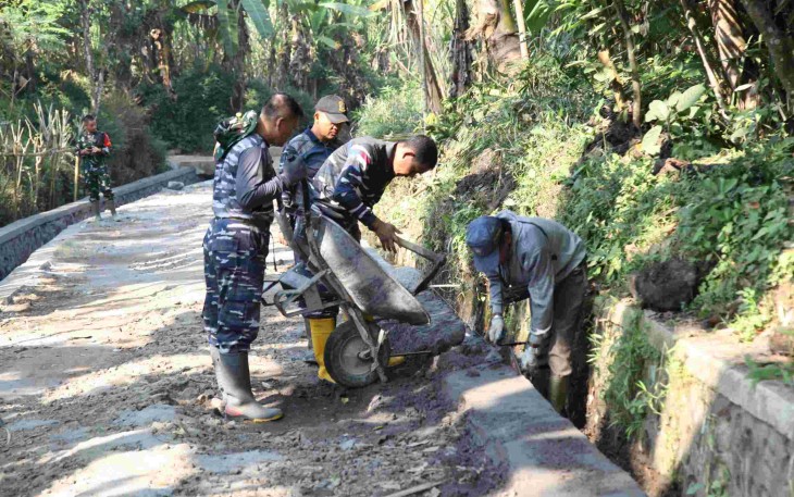 Pengerjaan pengecoran drainase di dusum Lembenah