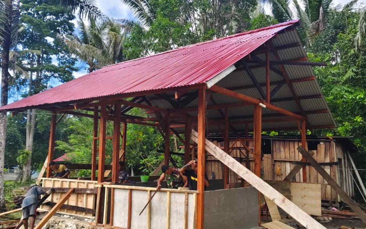 Pengerjaan Rumah Layak Huni, program TMMD ke-129 Kodim 1807/Sorong Selatan