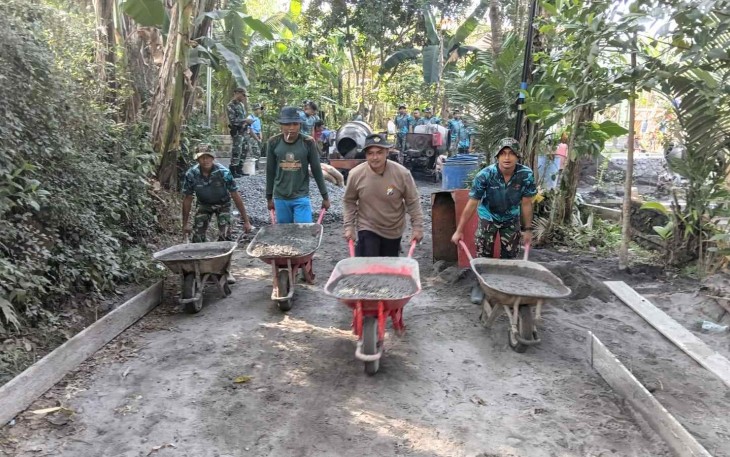 Sinergi TNI Polri percepat pengecoran jalan 