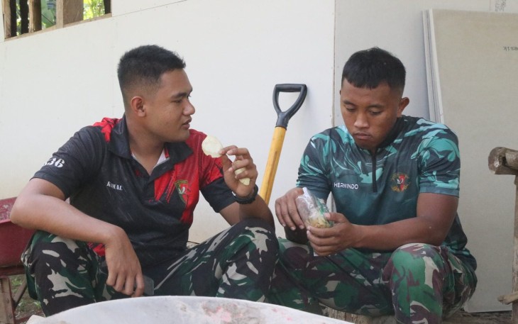 Momen sederhanan anggota satgas TMMD ke-129 Kodim 0821/Lumajang