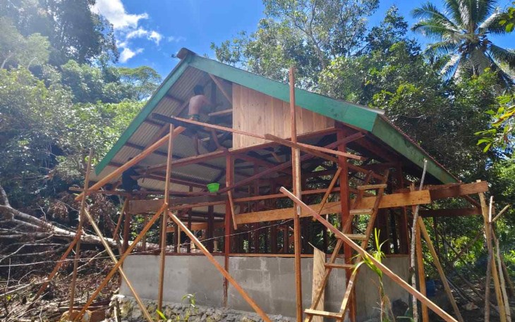 Pengerjaan rumah layak huni di Kampung Sesor