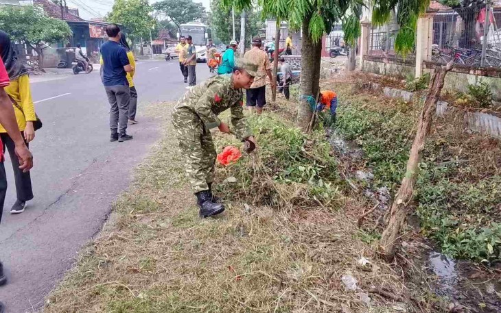 Pembersihan lingkungan bersama warga