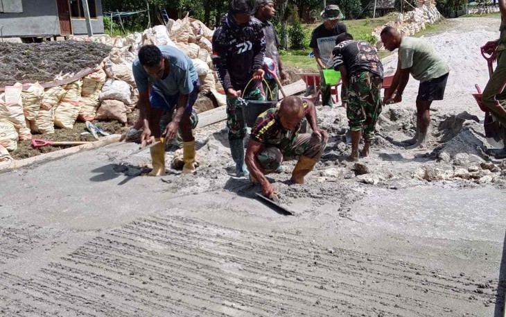 Pengecoran jalan di kampung Sesor