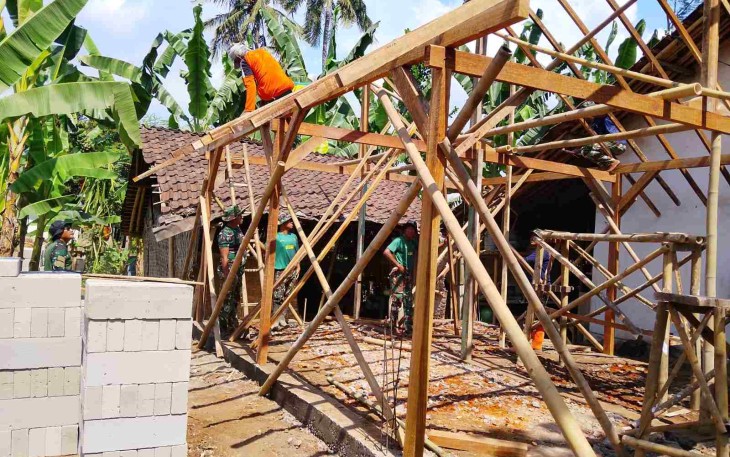 Kerangka rumah ibu Ety penerima RTLH