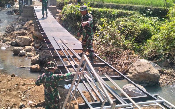Pembangunan jembatan di desa Tawangrejo