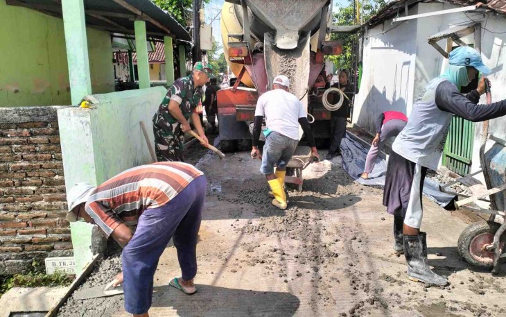 Gotong royong bersihkan lingkungan 